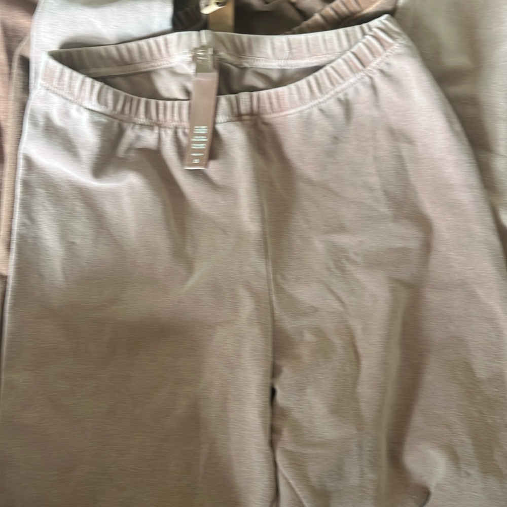 SKIMS LIGHT PINK/NUDE